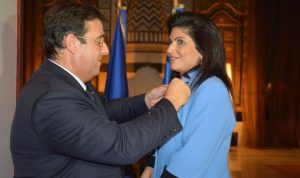 السفير الفرنسي سلم أنطوانيت شاهين وسام الاستحقاق برتبة فارس