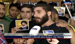 مؤيدون لـ”حزب الله” يعتصمون ضدّ الإعلام: لبيك يا نصرالله!