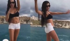 بالفيديو… نادين الراسي ترقص بإثارة في عرض البحر