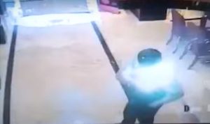بالفيديو… لحظة انفجار هاتف في جيب صاحبه