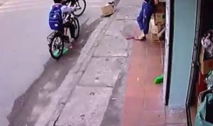 بالفيديو… معجزة تنقذ طفلاً من تحت إطارات شاحنة