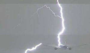 بالفيديو… صاعقة تضرب طائرة بعيد إقلاعها!