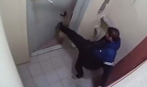 بالفيديو… خطأ سخيف يكلف رجلاً 3 ساعات لفتح شقته