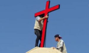 بالفيديو… مسلمون يرفعون الصليب فوق كنيسة في الموصل