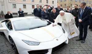 البابا تلقى سيارة “لامبورغيني”… وهذا ما سيفعله بها (بالصور)