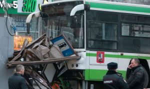 بالفيديو… حادث اصطدام حافلة بموقف للركاب في موسكو