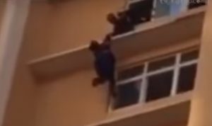 بالفيديو… سقطت من الطابق 14!