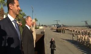 بالفيديو: ضابط روسي يمنع الأسد من السير بجانب بوتين!