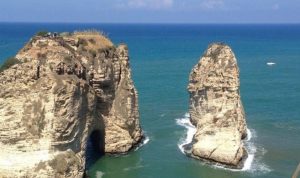 بلدية بيروت تعيد بناء الحائط المواجه لصخرة الروشة