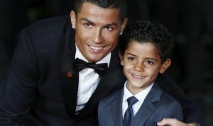 رونالدو “يعاقب” ابنه بعد رسالة إلى ميسي!