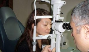بالصور… أول عملية تغيير لون العين لامرأة يابانية