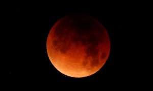 بالصور… ظاهرة “القمر الأزرق الدموي العملاق” تعود بعد 152 عاماً!