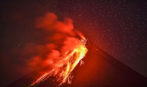 انفجارات بركانية في هاواي تقذف الرماد لارتفاع 11 ألف قدم
