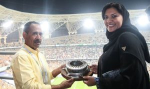 بالصور والفيديو… أميرة سعودية في ملعب كرة القدم