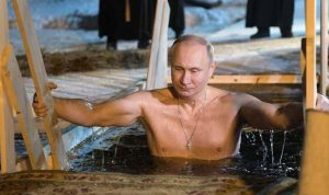 احتفالاً بعيد الغطاس… بوتين في بحيرة متجمدة (بالصور)