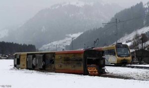 عاصفة تطيح قطارا من على القضبان في سويسرا