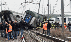 بالصور… قتيلان في خروج قطار عن سكته في إيطاليا