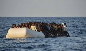 عشرات المفقودين بغرق قارب قبالة الساحل الليبي
