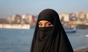 المرأة ليست ملزمة بارتداء العباءة في السعودية!