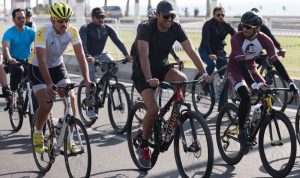 بالصور والفيديو… أمير قطر على دراجة هوائية في شوارع الدوحة!