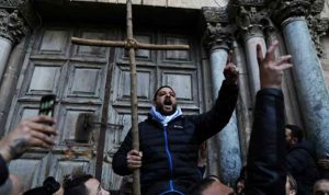 بالصور… المصلون يتدفقون وهم يبكون إلى كنيسة القيامة في القدس