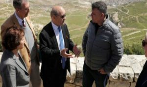 لودريان زار الجدار القائم بين القدس والضفة الغربية