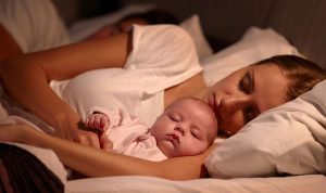 هل يستطيع الطفل النوم في سرير والديه؟