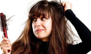 10 أسباب لتساقط الشعر