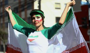 بالفيديو… الاعتداء على امرأة في إيران بسبب الحجاب!