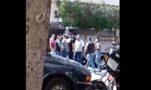 بالفيديو: إشكال انتخابي في كاراكاس.. ورشق مكتب لائحة بالحجارة!