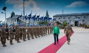 وزيرة الدفاع الإيطالية تفقدت وحدة بلادها في الجنوب
