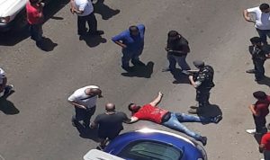 بالصور والفيديو.. مقتل مواطن لم يمتثل لحاجز في طرابلس
