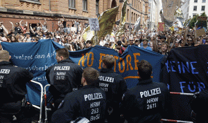 لم تظاهر الألاف في ألمانيا ضد ميركل؟
