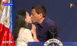 بالفيديو… رئيس الفليبين يقبل فتاة مباشرة على الهواء!