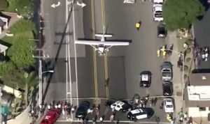 بالفيديو… طائرة تهبط على طريق عام في كاليفورنيا