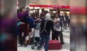 بالفيديو: إشكال وتضارب في المطار.. وهذا ما جرى!
