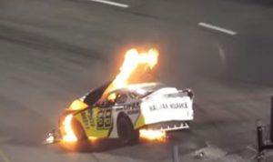 بالفيديو… أنقذ ابنه من سيارة سباق محترقة