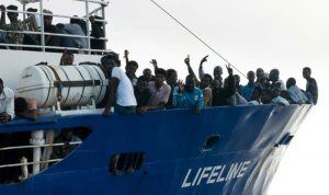بعد 3 أيام… سفينة مهاجرين ترسو في صقلية