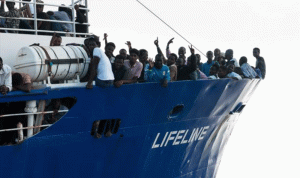 إيطاليا طالبت باحتجاز سفينة من 234 مهاجرًا
