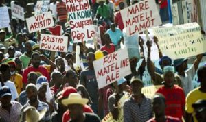 رغم التراجع عن رفع أسعار الوقود… الاحتجاجات في هايتي تستمر