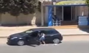 بالفيديو: فتاة تونسيىة تدفع ثمن رقصة “كيكي”… حقيبتها