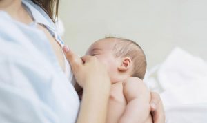 حليب الأم المصابة يحمل سلاحاً ضد كورونا… دراسة توضح