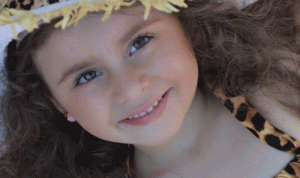 بالفيديو: طفلة لبنانية تخطف قلوب رواد مواقع التواصل!