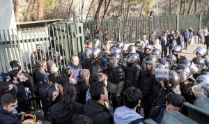 احتجاجات إيران تتصاعد… “الموت للديكتاتور”