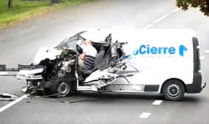بالفيديو: شاحنة تجتاح حافلة غفا سائقها!