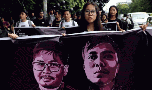 متظاهرون في ميانمار مطالبةً بإطلاق سراح صحافيين اثنين