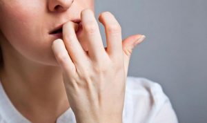 قضم الأظافر… العادة الأسوأ للمرأة