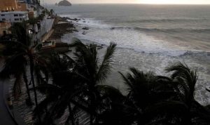 بالفيديو والصور: “ويلا” يضرب سواحل المكسيك