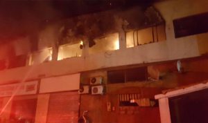 بالصور: حريق داخل غرف للعمال في غزير