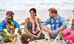 ماذا كان يفعل الأمير وزوجته على شاطئ في أستراليا؟ (بالفيديو والصور)